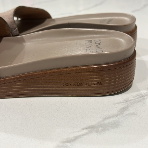 Donald Pliner sandals in gold size 6.5 - Picture 3 of 3